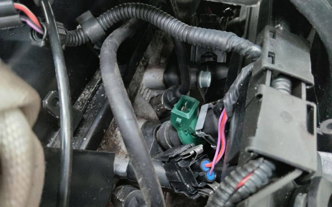 форсунка Volkswagen Golf 4 поколение 2000, 1.6 л., APF, бензин, АКПП - фото №1