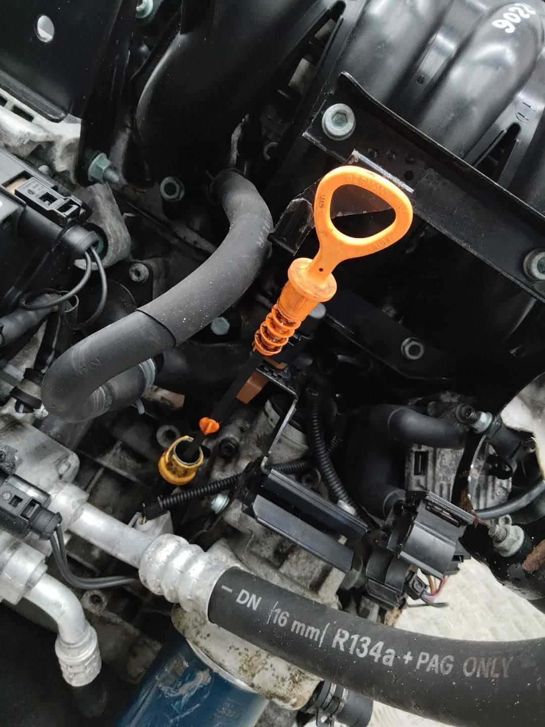 щуп двигателя Volkswagen Golf 4 поколение 2000, 1.6 л., APF, бензин, АКПП, 06A115611 - фото №1