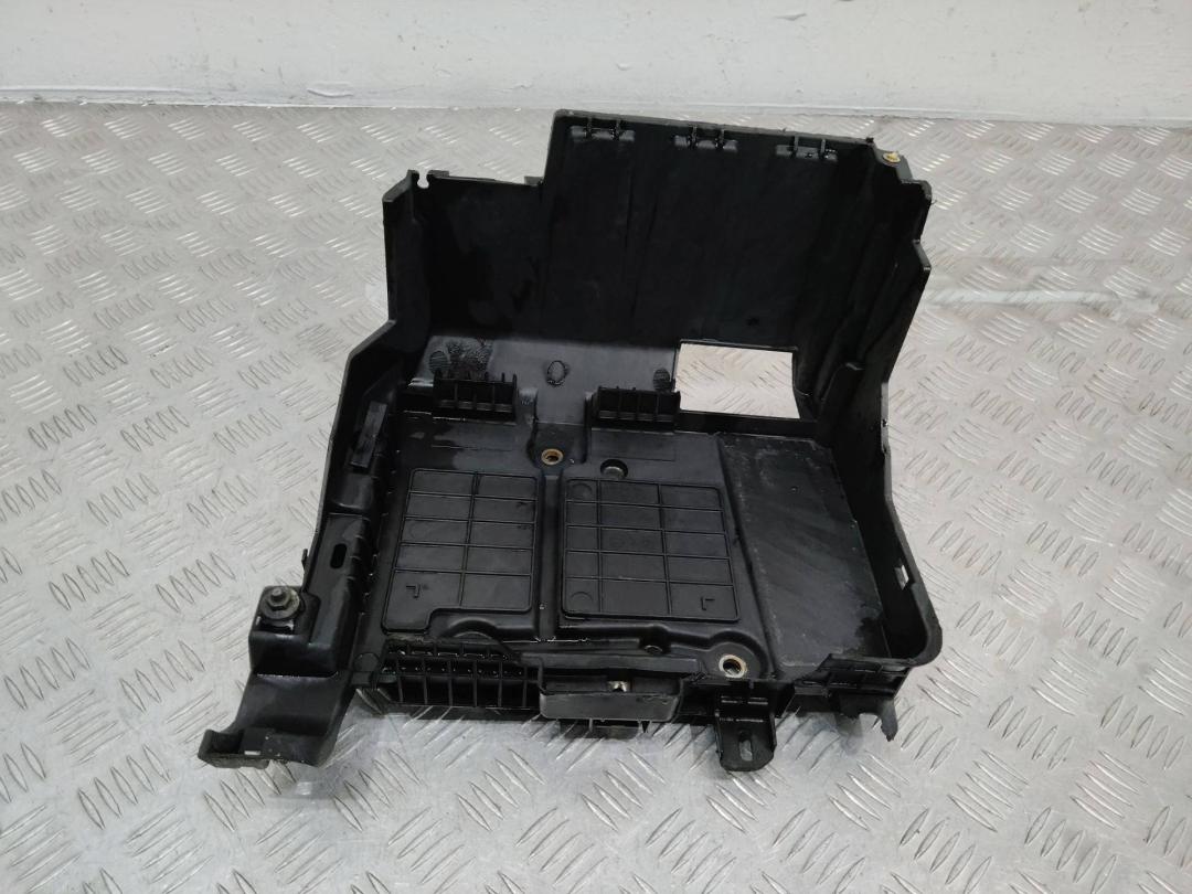полка аккумулятора Renault Megane 2 поколение 2005, 1.5 л., дизель, МКПП, 8200467409 - фото №1