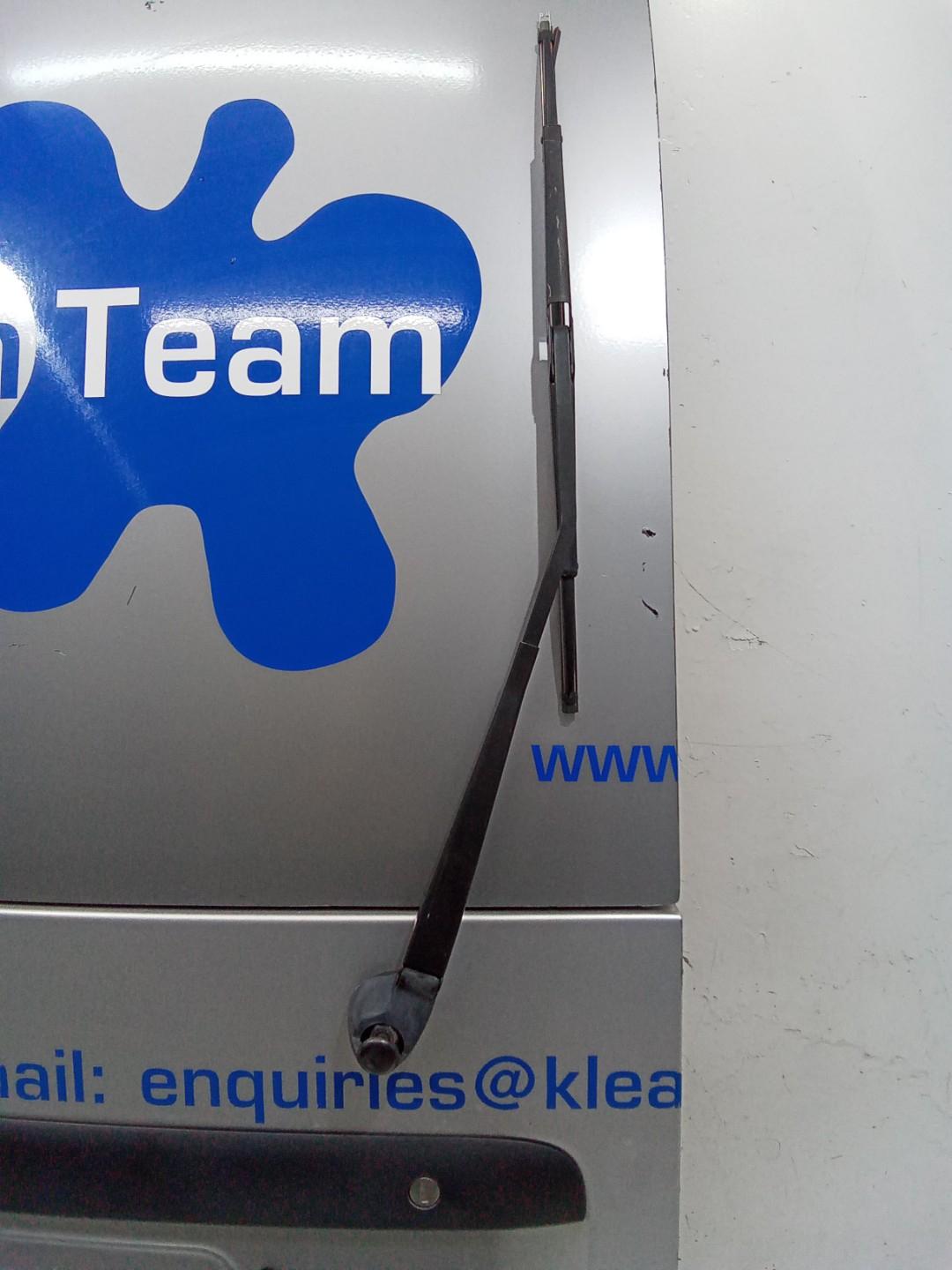 щеткодержатель (поводок стеклоочистителя, дворник) Volkswagen Caddy 3 поколение 2008, 2K0955708B - фото №1