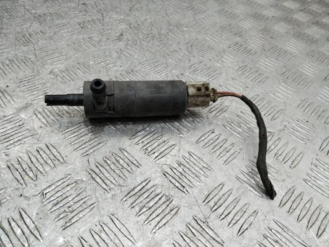 насос (моторчик) омывателя стекла Mercedes-Benz A-Класс W176 2013 - фото №1