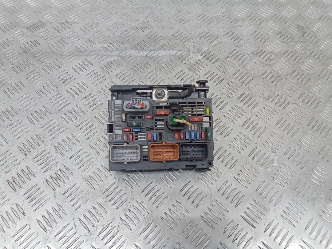 блок предохранителей Peugeot 308 T7 2009, 9666700480, R05 - фото №1