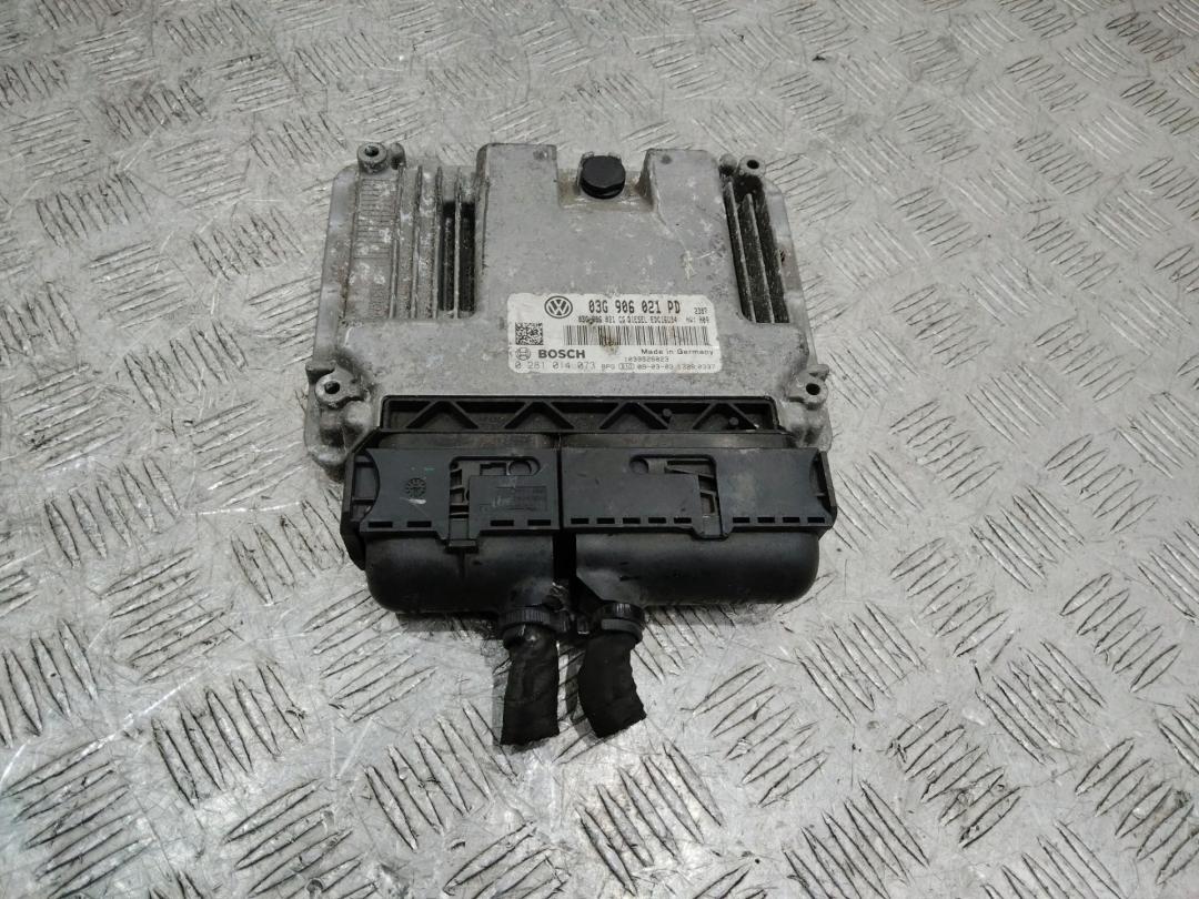 блок управления двигателем Volkswagen Golf 6 поколение 2009, 2.0 л., дизель, АКПП, 03G906021 - фото №1