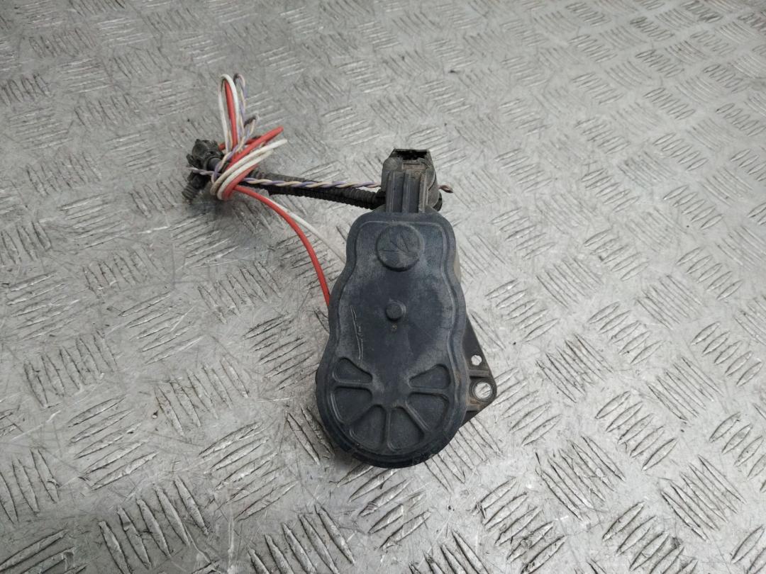 электроручник Peugeot 5008 2 поколение 2018, 21920522 - фото №1