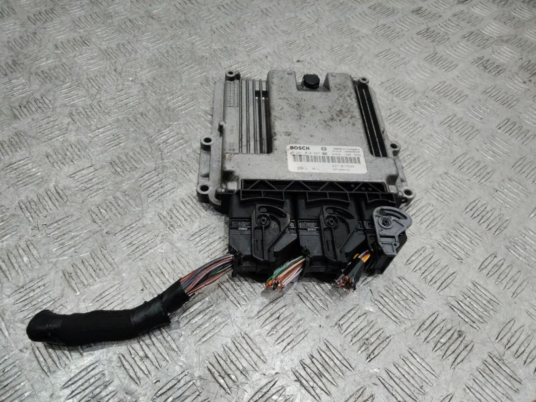 блок управления двигателем Renault Trafic 3 поколение 2014, 237101754R - фото №1