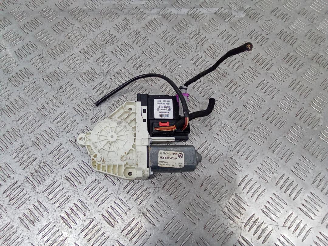 моторчик стеклоподъемника передний правый Volkswagen Jetta 5 поколение 2005, 1K5837402P - фото №1