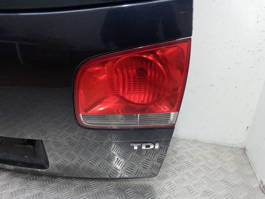 фонарь крышки багажника правый Volkswagen Touareg 1 поколение 2004 - фото №1