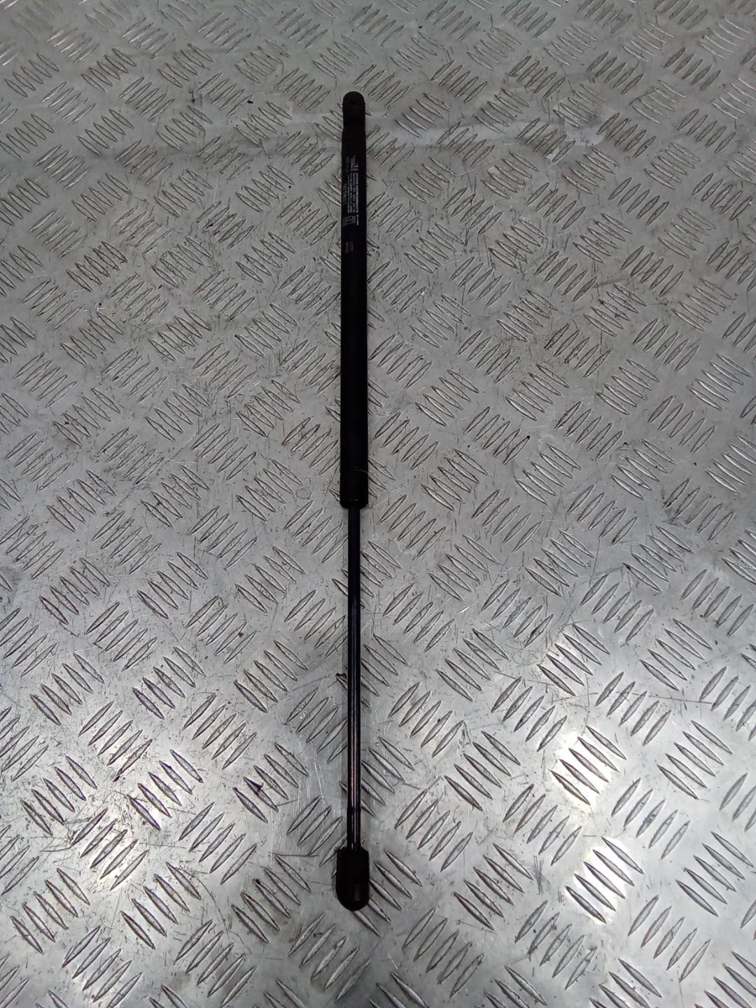 амортизатор капота Volkswagen Touareg 1 поколение 2004 - фото №1