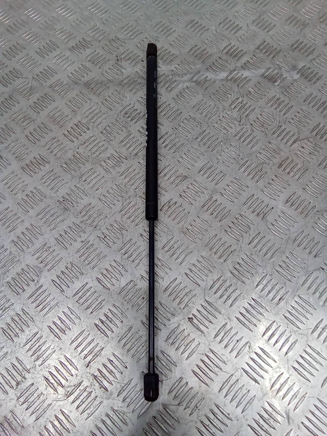 амортизатор капота Volkswagen Touareg 1 поколение 2004 - фото №1