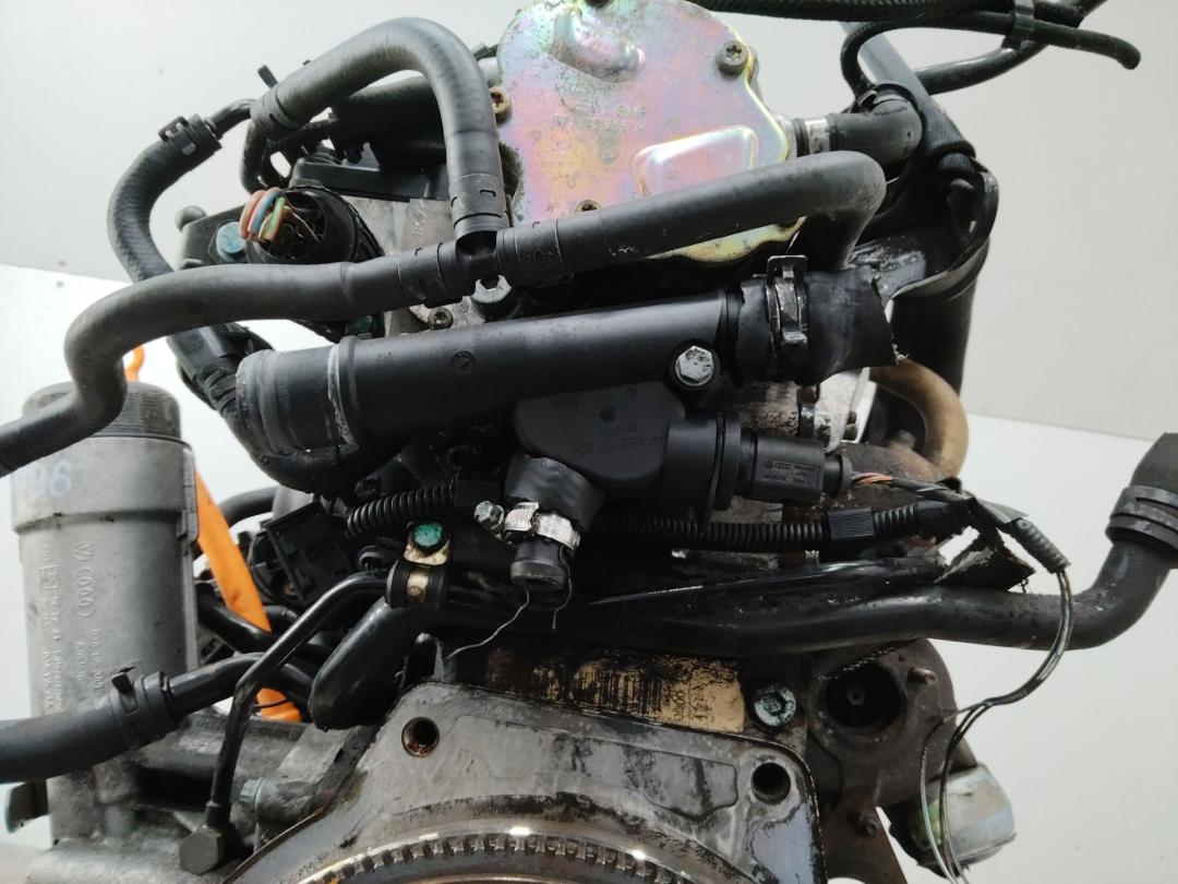 корпус термостата Volkswagen Golf 4 поколение 2000, 1.9 л., дизель, МКПП, 038121133 - фото №1