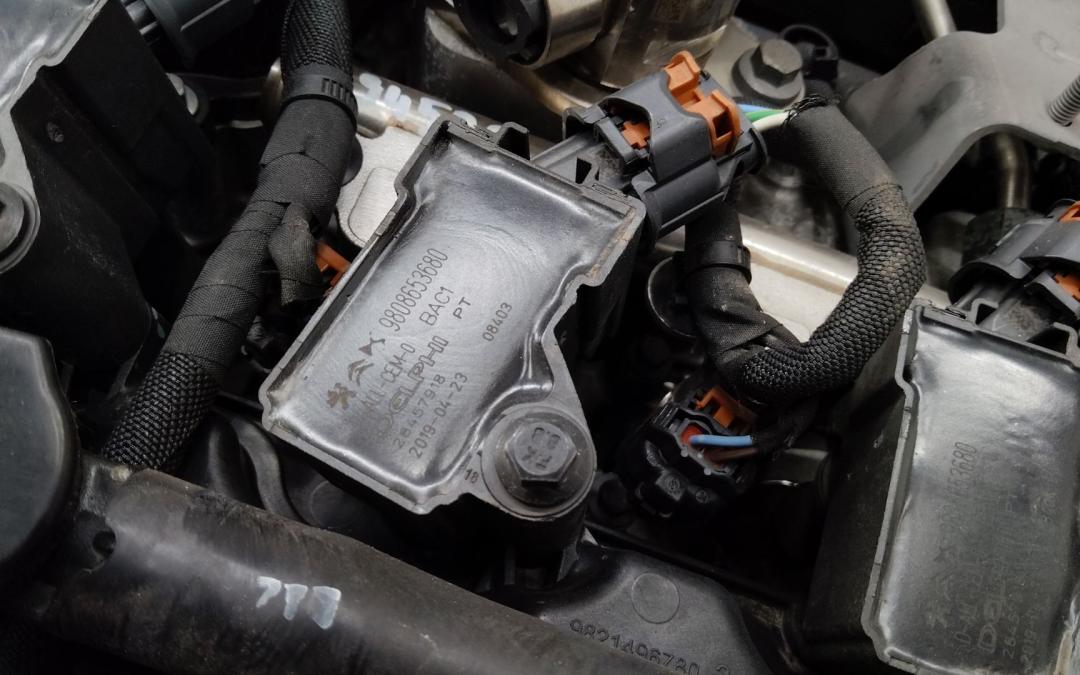 катушка зажигания Peugeot 208 2 поколение 2019, 1.2 л., бензин, МКПП, 9808653680 - фото №1