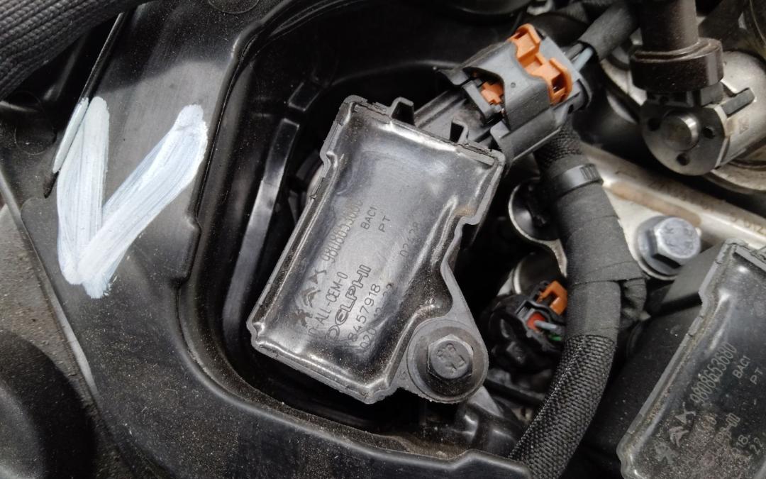 катушка зажигания Peugeot 208 2 поколение 2021, 1.2 л., бензин, МКПП, 9808653680 - фото №1