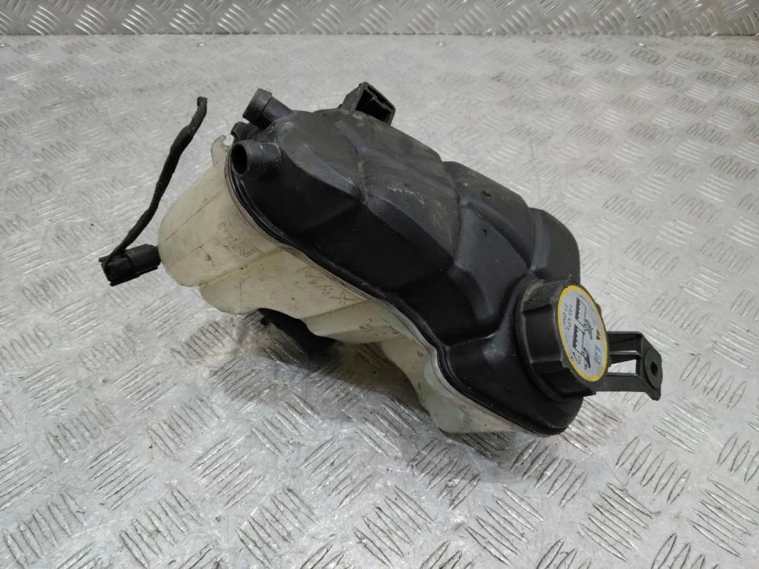 бачок расширительный Volvo V70 3 поколение 2010, 6G918K218D2L4A - фото №1