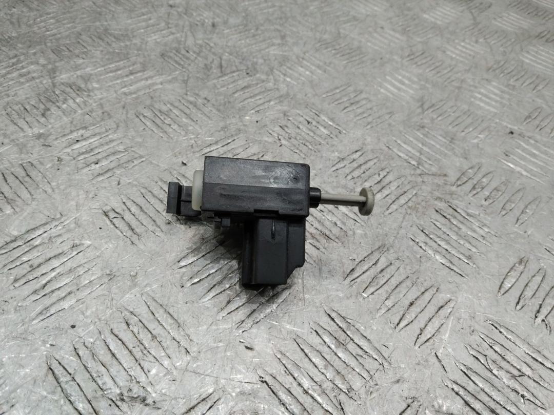 датчик педали сцепления Ford Mustang 6 поколение 2015, 5.0 л., бензин, МКПП, купе, 6G9T11A152AA - фото №1