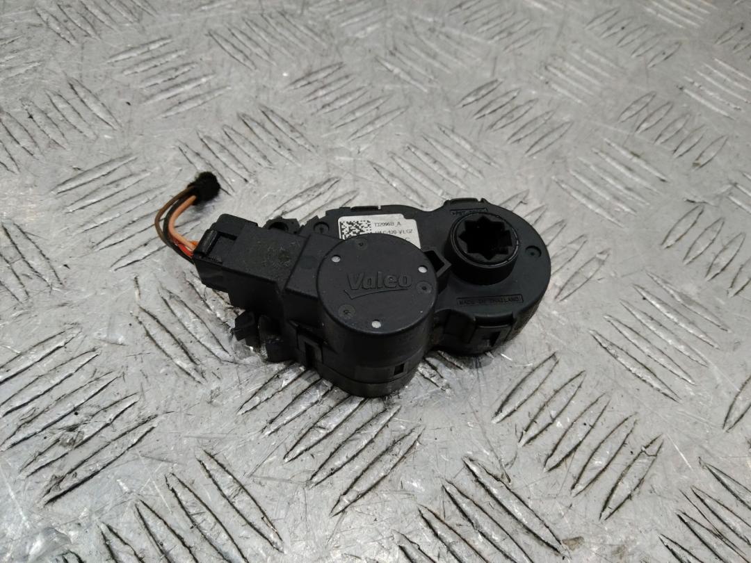 моторчик заслонки печки Renault Megane 4 поколение 2016, T32096B - фото №1