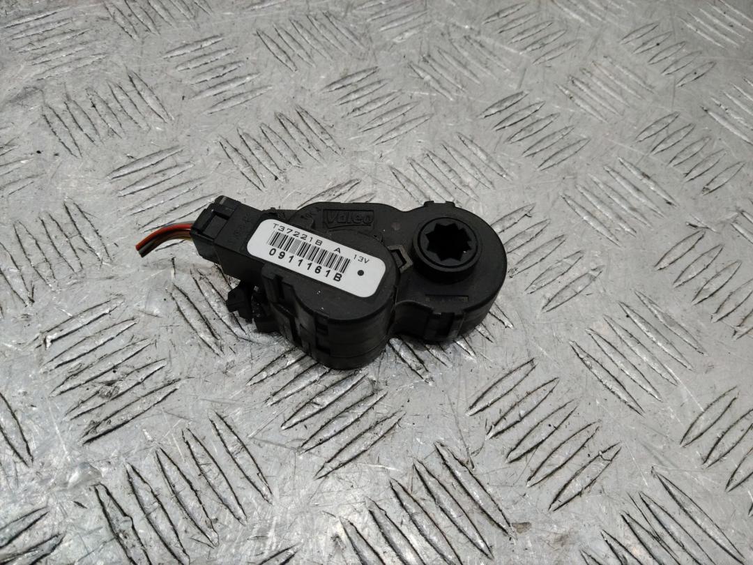 моторчик заслонки печки Renault Megane 4 поколение 2016, T37221B - фото №1