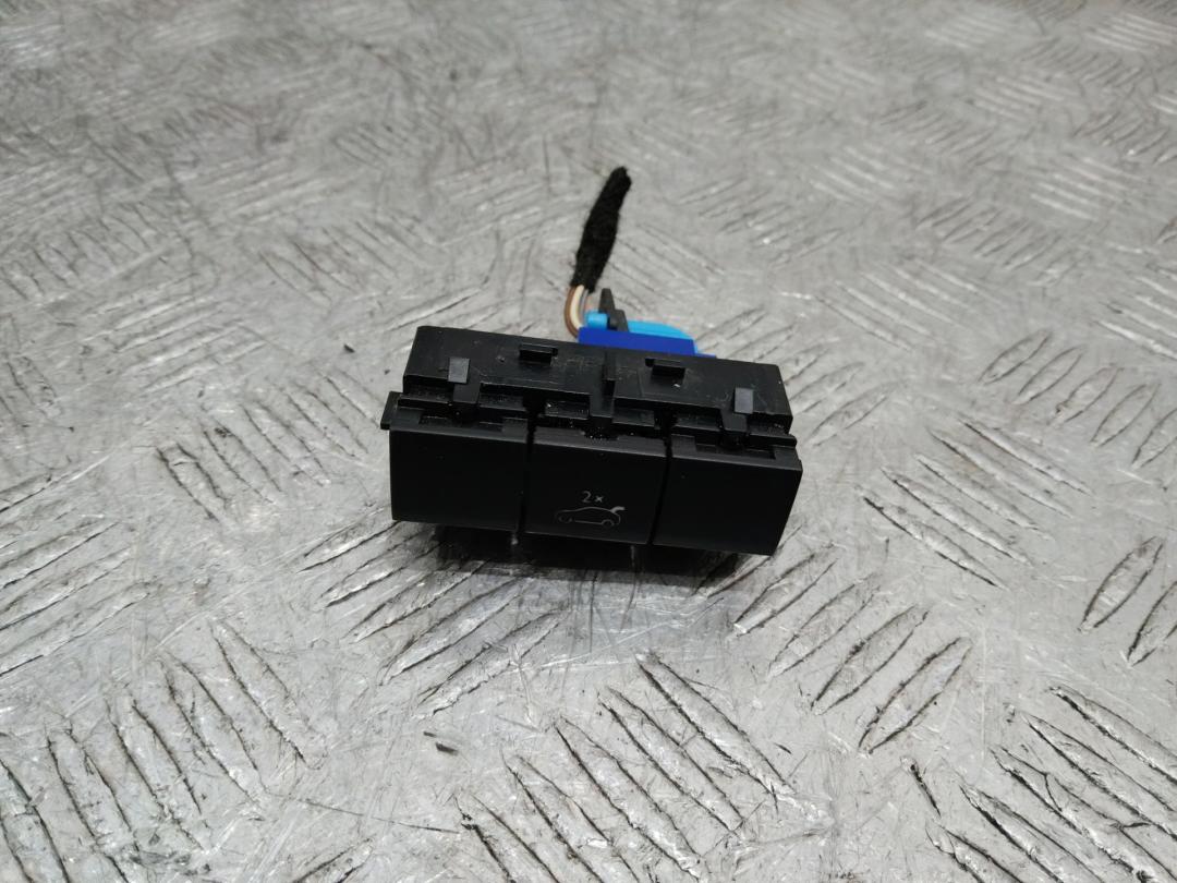 кнопка открытия багажника Peugeot 3008 2 поколение 2017, 9813047277 - фото №1