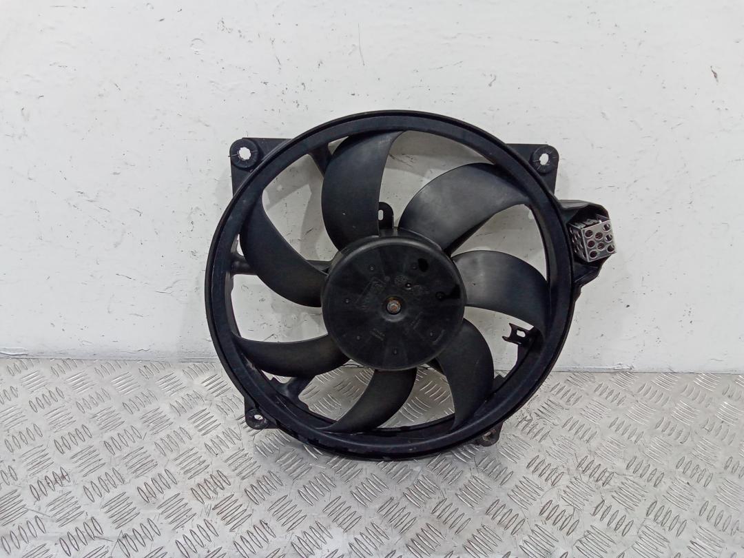 вентилятор радиатора Renault Megane 3 поколение 2009, 1.6 л., бензин, 214812415R - фото №1
