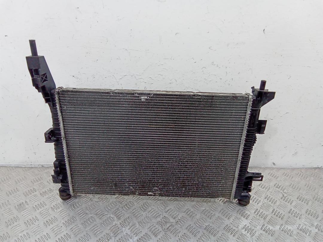 радиатор (основной) Ford Focus 3 поколение 2012, BV618005BB, BV618C342BD - фото №1