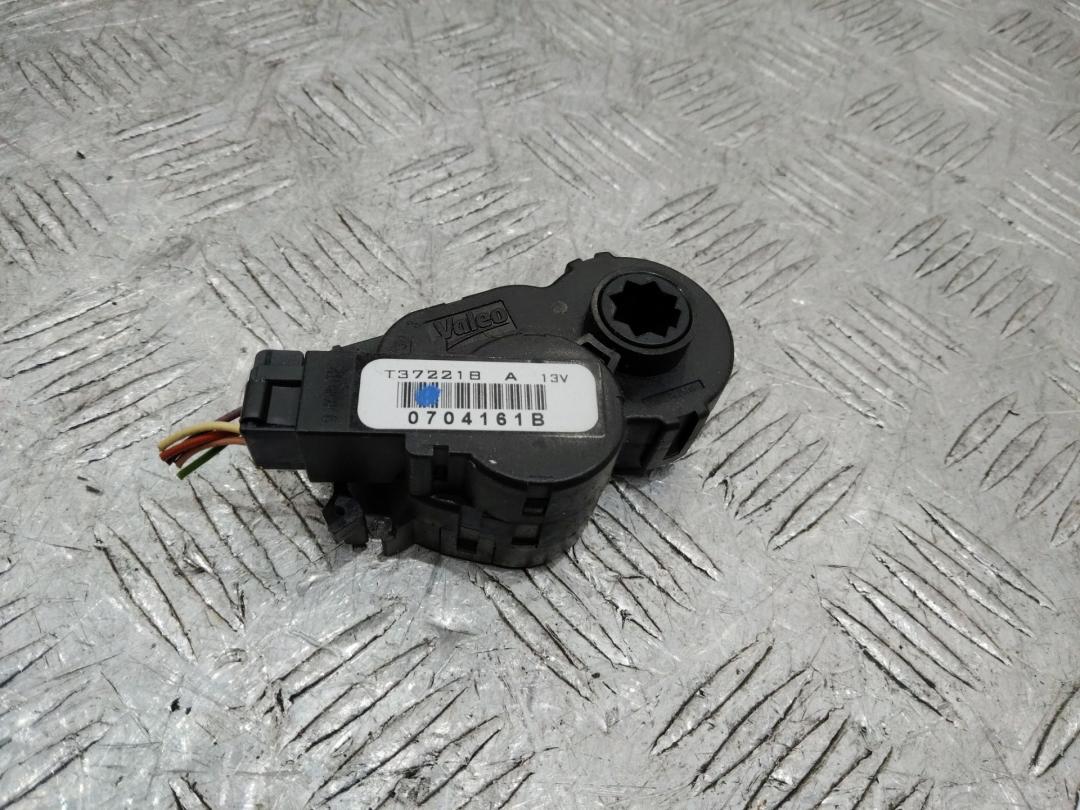 моторчик заслонки печки Renault Kadjar 1 поколение 2016, T37221B, 0704161B - фото №1