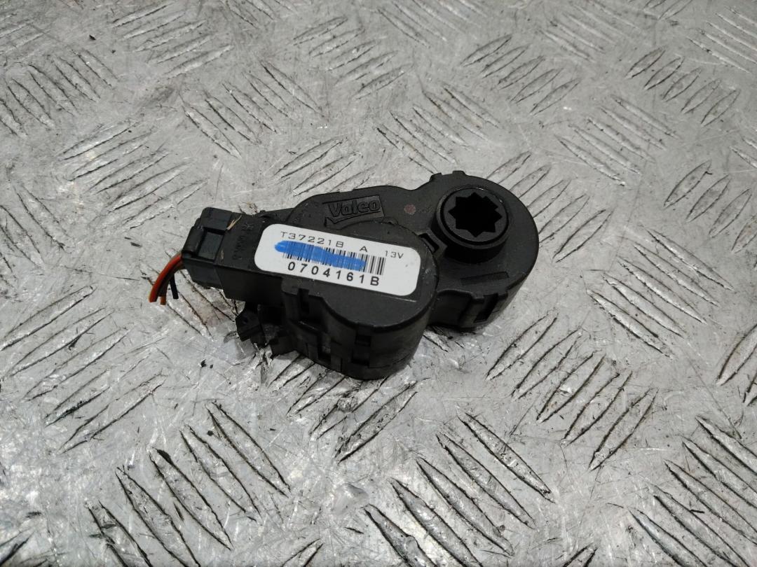 моторчик заслонки печки Renault Kadjar 1 поколение 2016, T37221B, 0704161B - фото №1