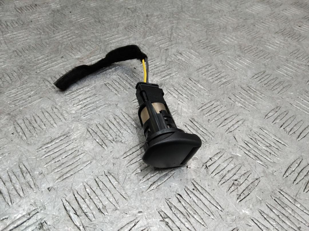 прикуриватель Renault Kadjar 1 поколение 2016 - фото №1