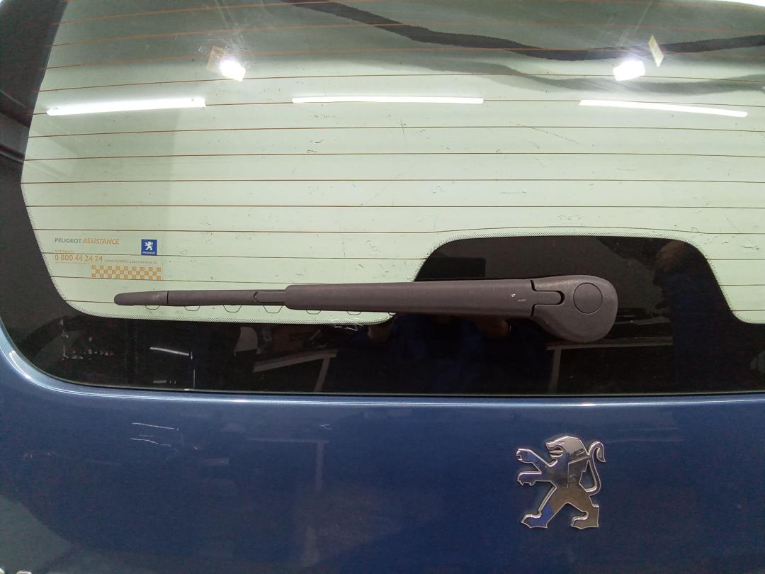 щеткодержатель задний Peugeot Partner 2 поколение (B9) 2009 - фото №1