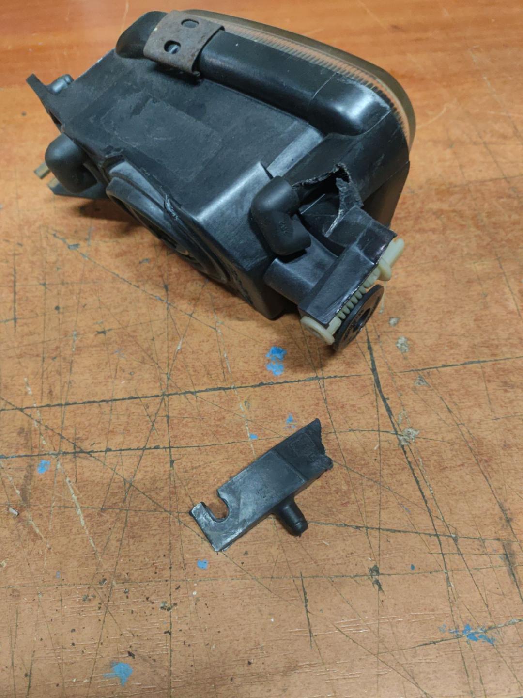 фара противотуманная левая Mercedes-Benz C-Класс W204/S204 2007 - фото №1