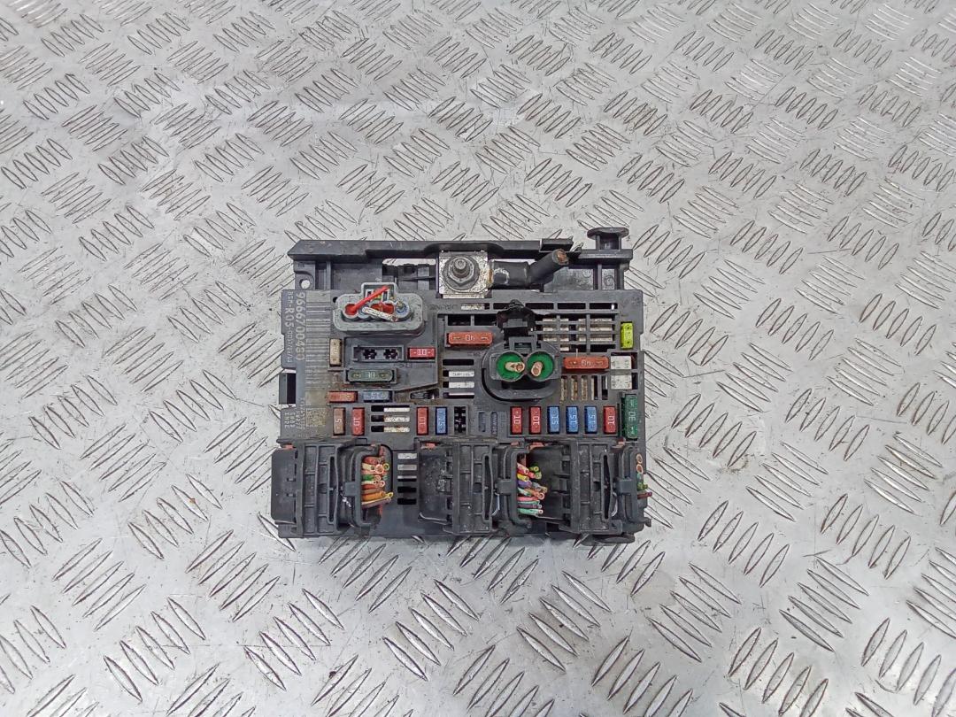 блок предохранителей Peugeot 308 T7 2010, 9666700480, R05 - фото №1