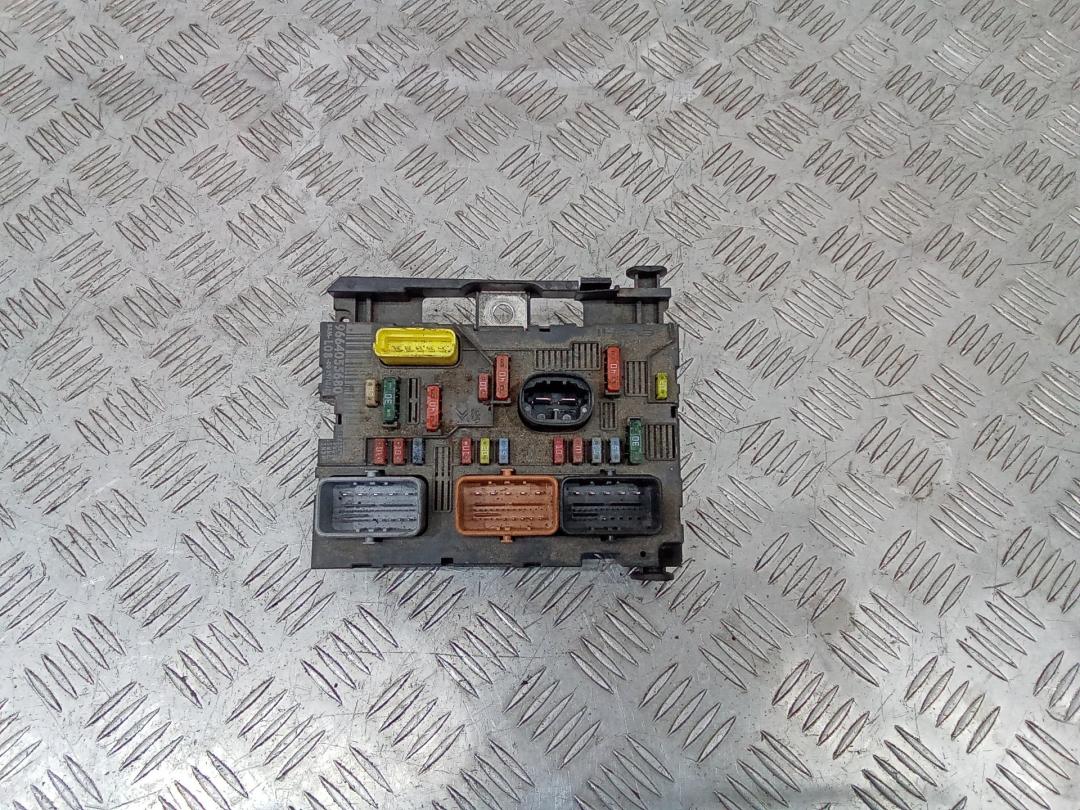 блок предохранителей Citroen C4 Picasso 1 поколение 2007, 9664055680, L08 - фото №1