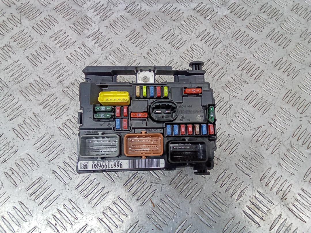 блок предохранителей Citroen C3 2 поколение 2011, 9667199680, R08 - фото №1