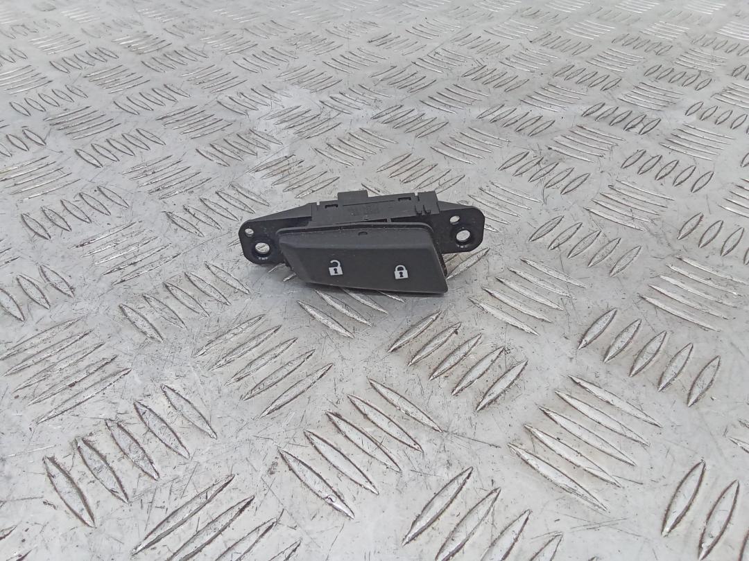 кнопка центрального замка Chevrolet Orlando 1 поколение 2012, 202007556 - фото №1