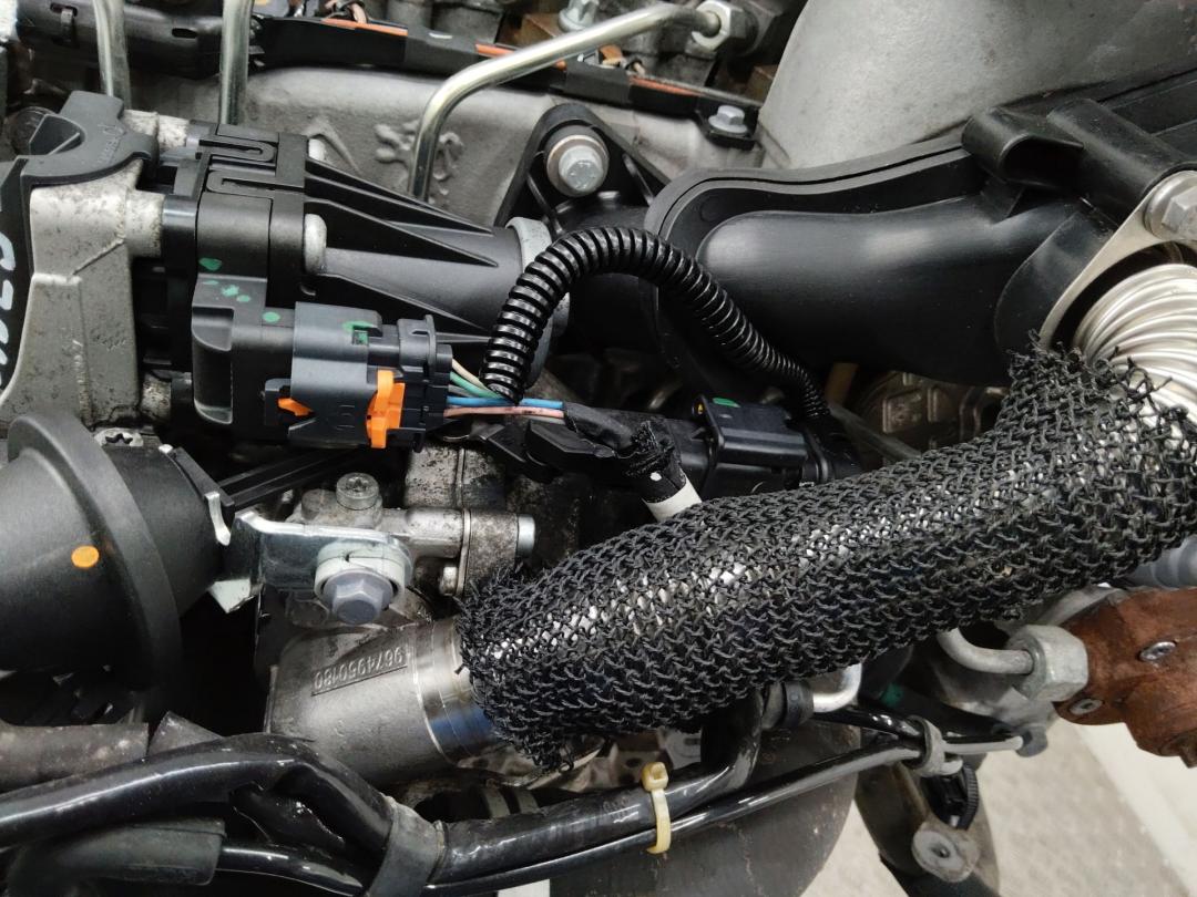 охладитель EGR / Радиатор EGR Peugeot 208 1 поколение 2012, 1.4 л., 8HR (DV4C), дизель - фото №1