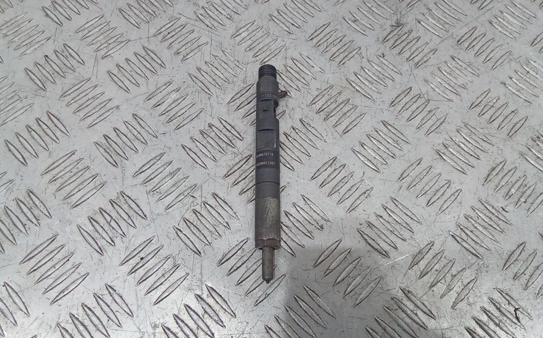 форсунка Renault Megane 3 поколение 2009, 1.5 л., дизель, 8200676774, 8200421897 - фото №1