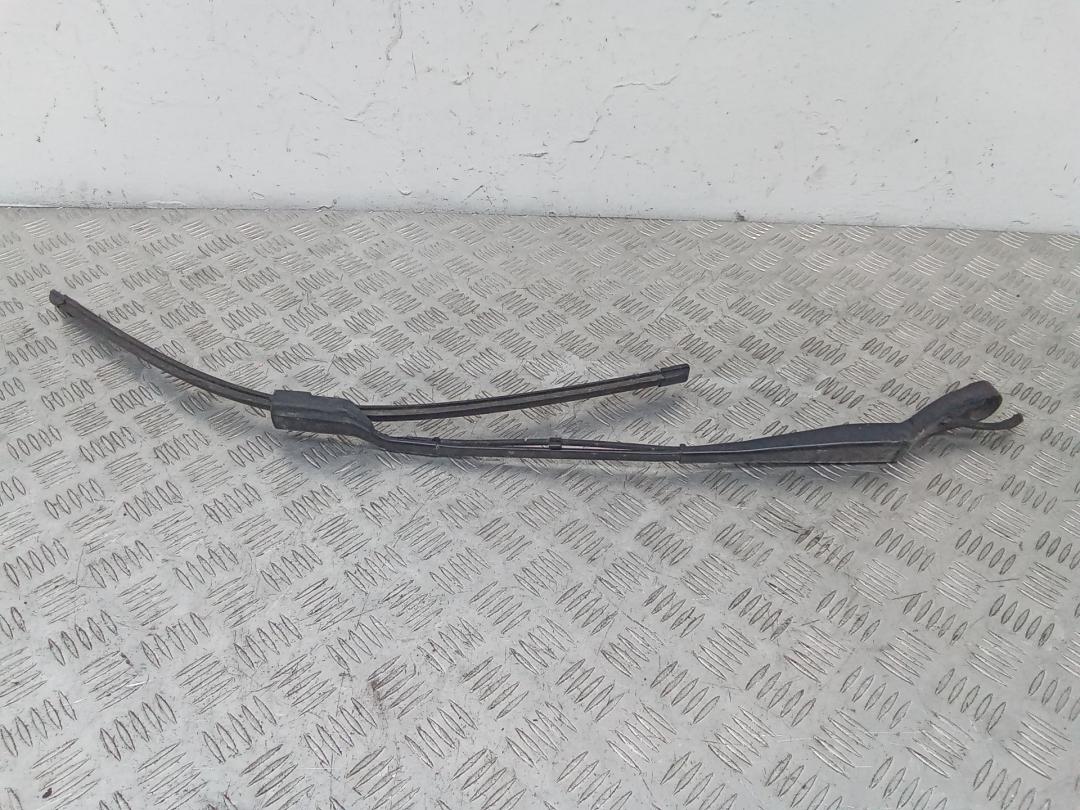 щеткодержатель (поводок стеклоочистителя, дворник) Peugeot 3008 2 поколение 2017, 9810664880 - фото №1