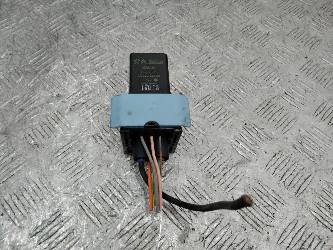 реле накала свечей Peugeot 308 T9 2013, 1.6 л., дизель, МКПП, 9802424080 - фото №1