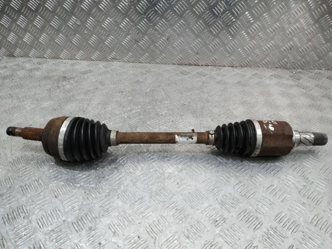 полуось передняя левая (приводной вал, ШРУС) Renault Megane 3 поколение 2010, 1.6 л. - фото №1