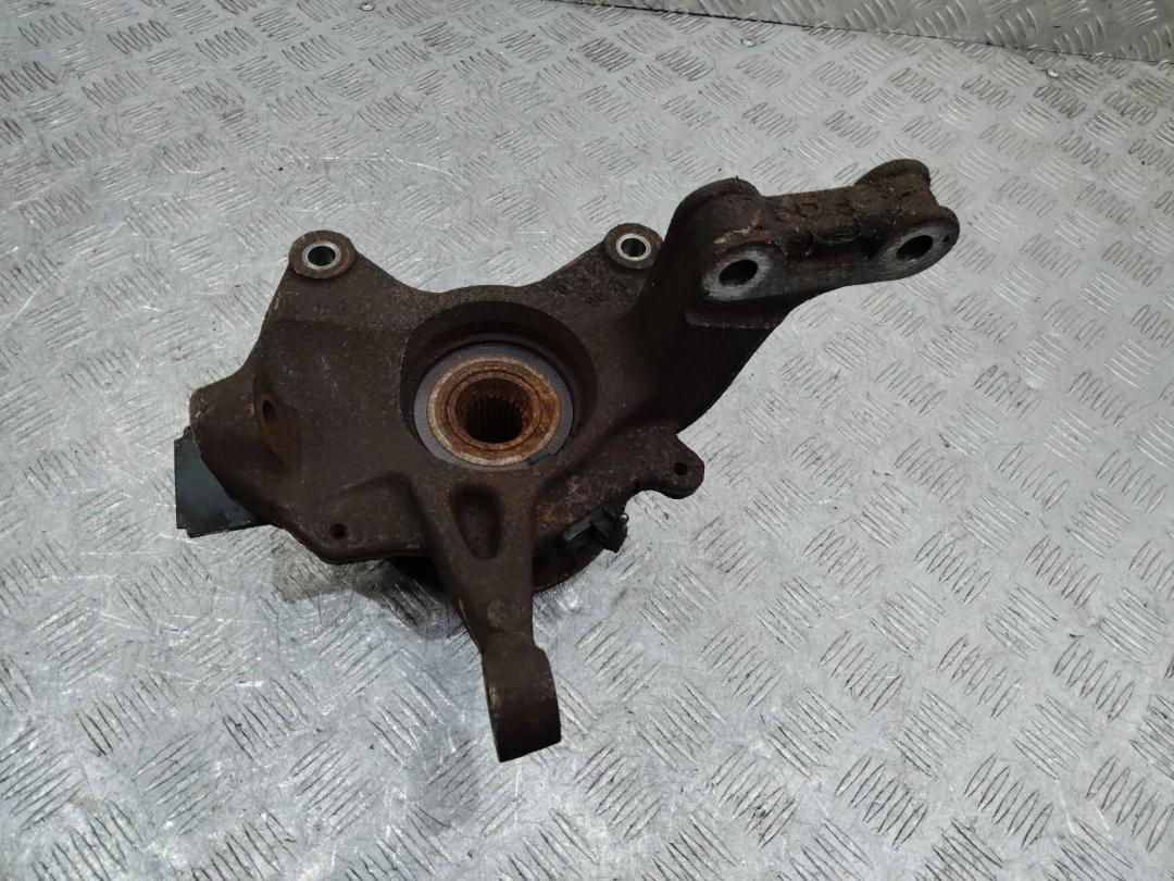 кулак поворотный правый Renault Megane 3 поколение 2011, 1.5 л., дизель - фото №1