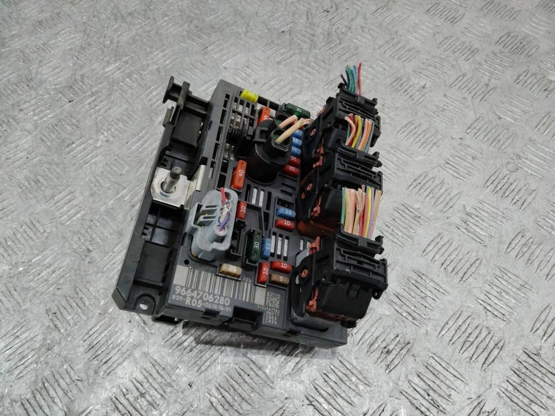 блок предохранителей Peugeot 308 T7 2009, 9664706280, R05 - фото №1