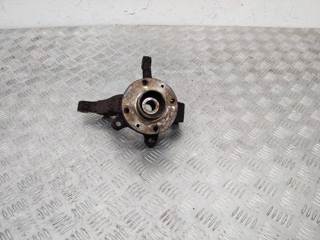 кулак поворотный левый Renault Logan 1 поколение 2005 - фото №1