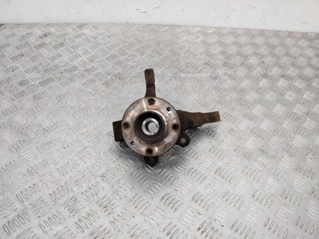 кулак поворотный правый Renault Sandero 1 поколение 2009 - фото №1