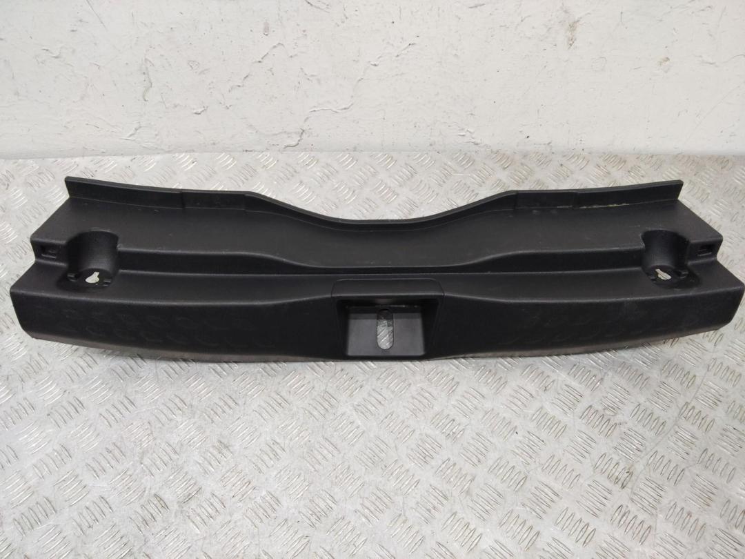 накладка внутренняя на заднюю панель кузова Toyota C-HR 1 поколение 2018, 64716F4010 - фото №1