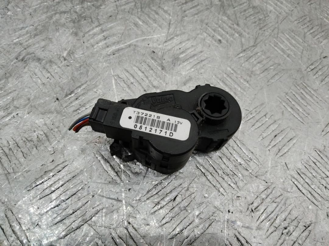 моторчик заслонки печки Renault Megane 4 поколение 2018, T37221BA - фото №1