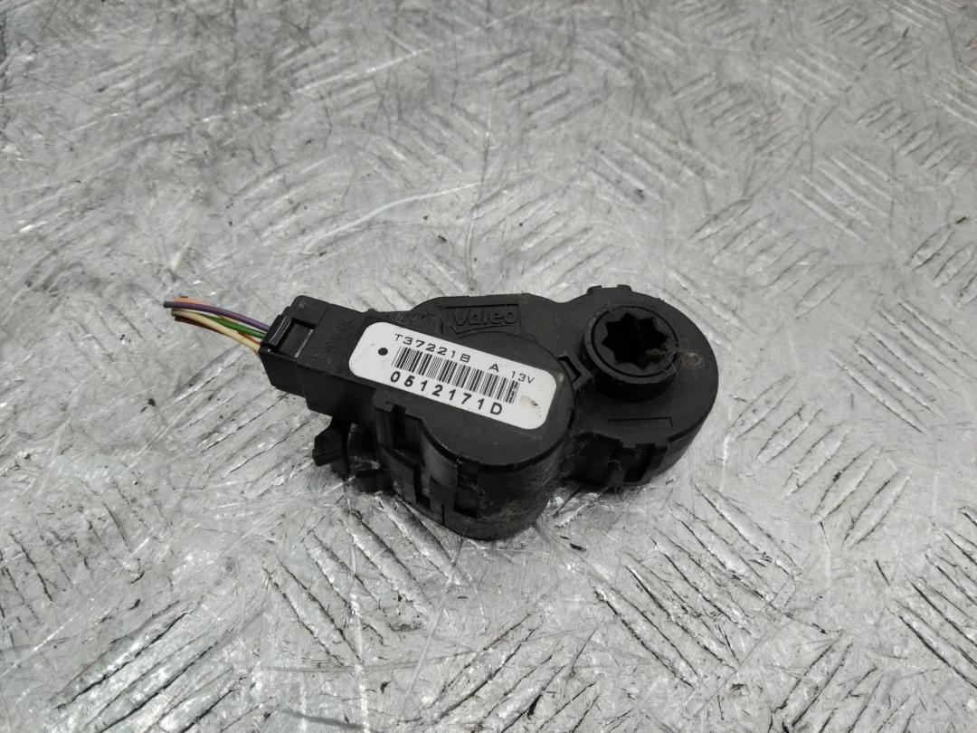 моторчик заслонки печки Renault Megane 4 поколение 2018, T37221BA - фото №1