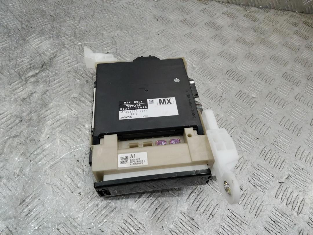 блок предохранителей Toyota C-HR 1 поколение 2018, 89221F4020, 82730F4010B - фото №1