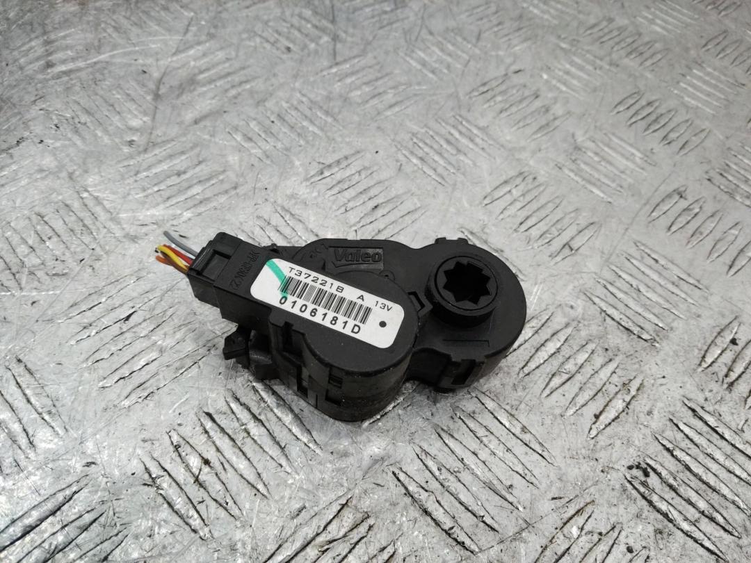 моторчик заслонки печки Renault Megane 4 поколение 2018, T37221BA - фото №1