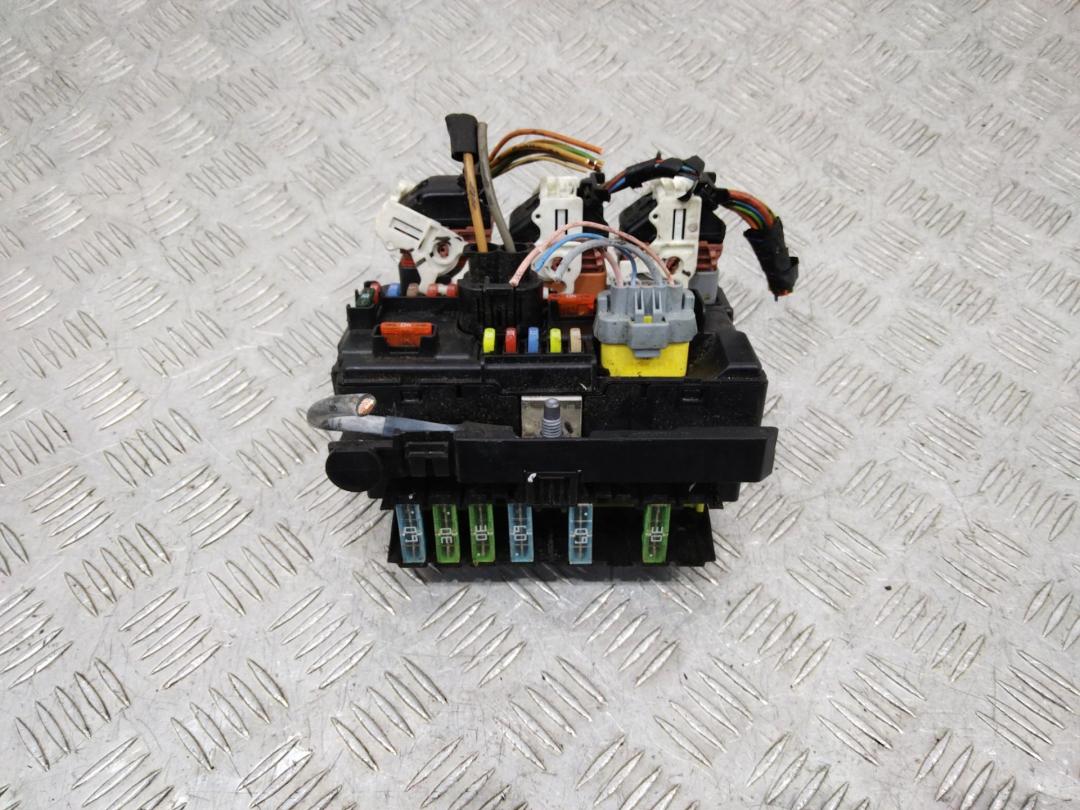 блок предохранителей Citroen C3 2 поколение 2011, R07, 9667199580 - фото №1