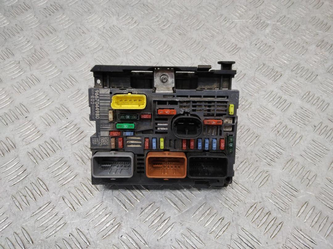 блок предохранителей Citroen C4 2 поколение 2010, 9667044980, R02 - фото №1