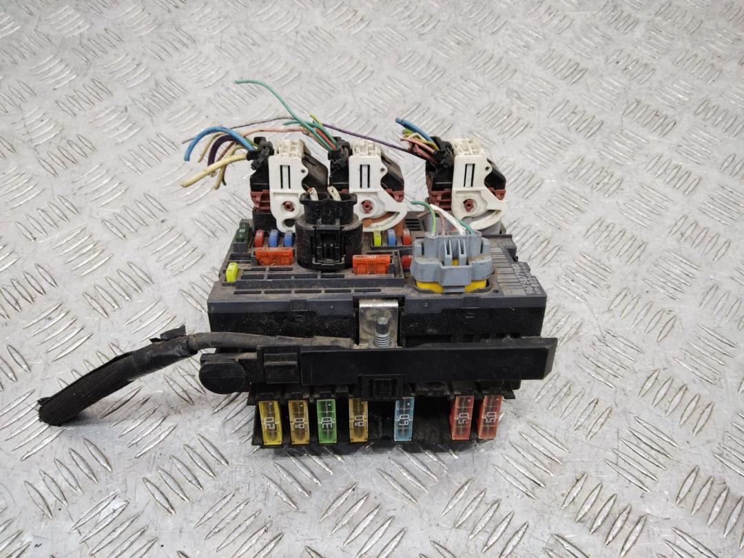 блок предохранителей Peugeot 3008 1 поколение 2010, 9675877980, R02 - фото №1