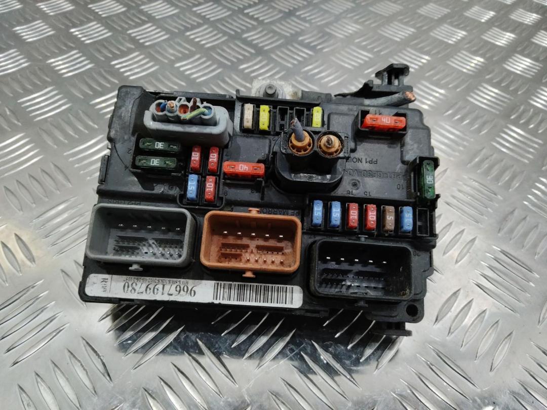 блок предохранителей Citroen C3 Picasso 1 поколение 2010, 9667199780, R09 - фото №1